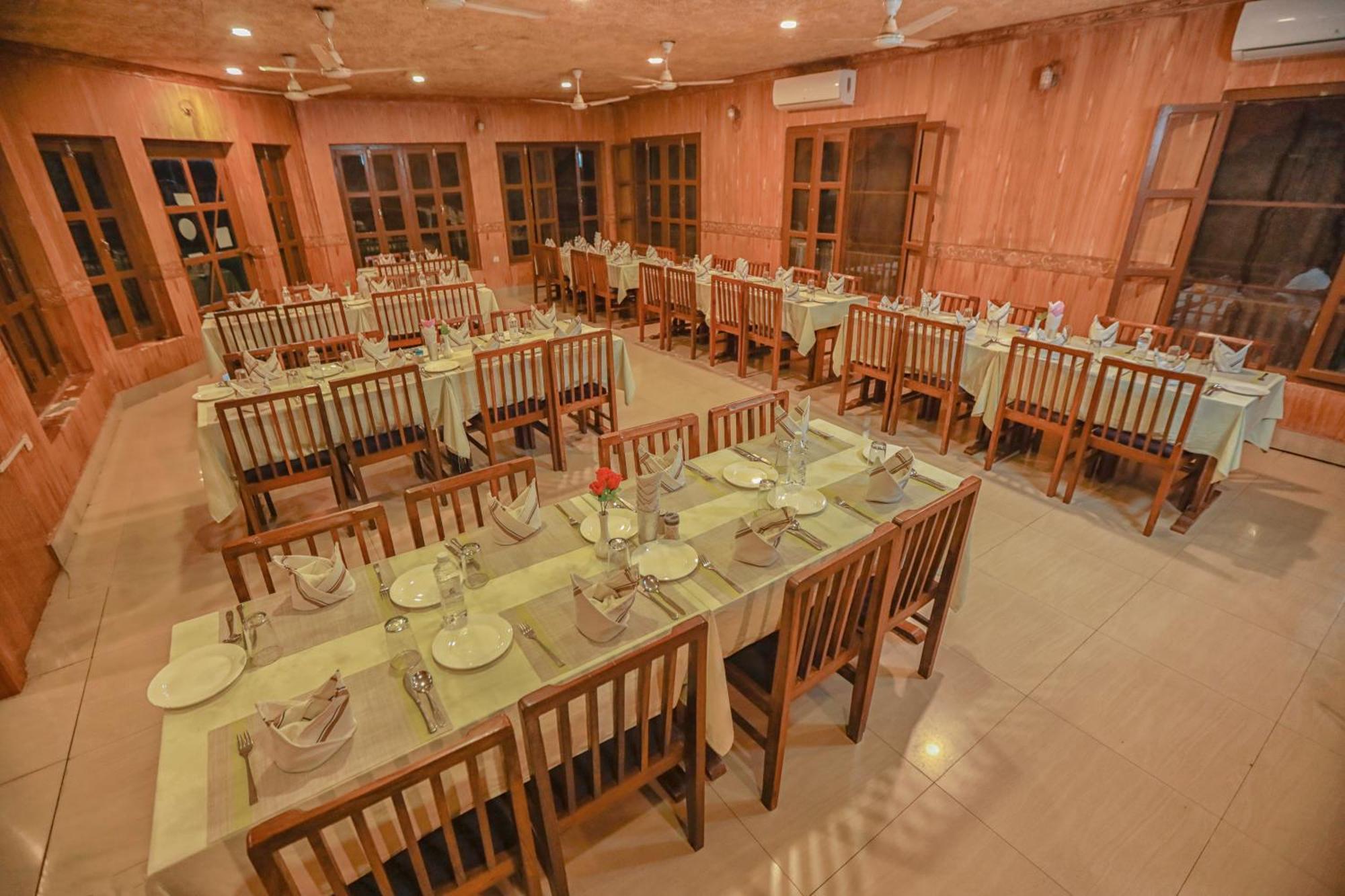 Hotel Wildlife Camp Sauraha Exterior foto